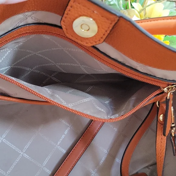 MK π PURSE - Picture 11 of 16